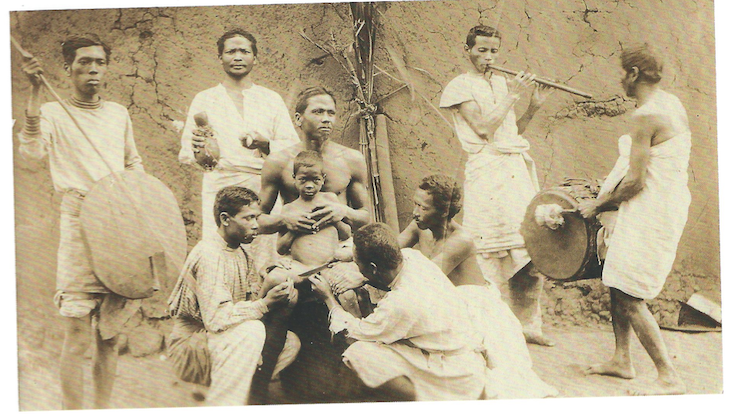 scéne de circoncision. Madagascar 1900.png