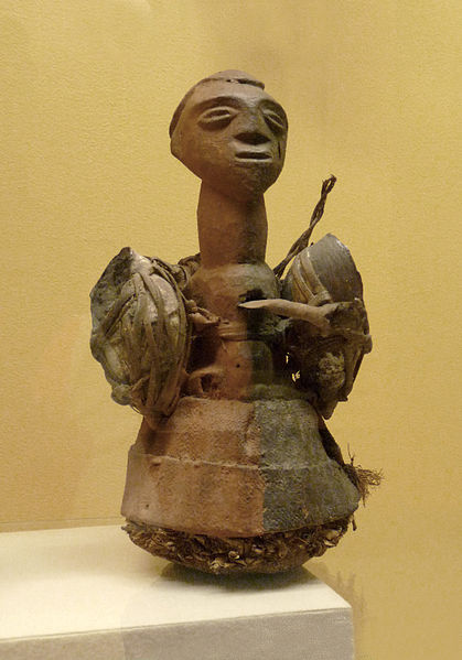 419px-Luluwa-Figurine_protectrice-Musée_royal_de_l'Afrique_centrale_(2).jpg