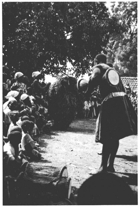 Griot joueur de tambour Bukina Ph.A. Sangaré-Stierlin.jpg