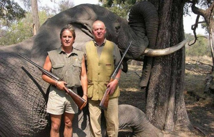 1200x768_roi-espagne-juan-carlos-pose-devant-elephant-mort-botswana-2006.jpg