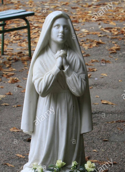 skulptur-de-bernadette-soubirous-priant-devant-la-statue-de-la-vierge-marie-grotte-de-lourdes-couvent-saint-gildard-nie-hmmg93.jpg