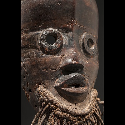 Marques de xylophages sur masque Dan fin-19e s. (Galerie Dimonstein, USA).jpg