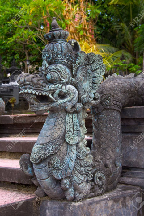 97763497-sculpture-de-dragon-mythologique-sur-un-temple-hindou-bali.jpeg