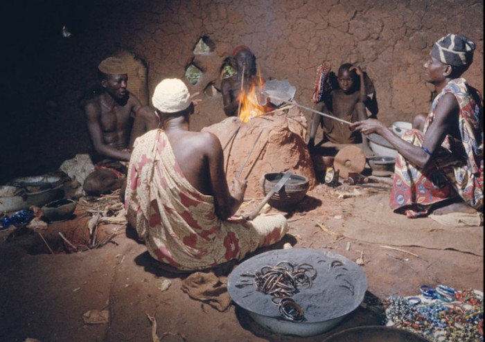 Fabrication de perles en verre. Bida. Nigéria.jpg