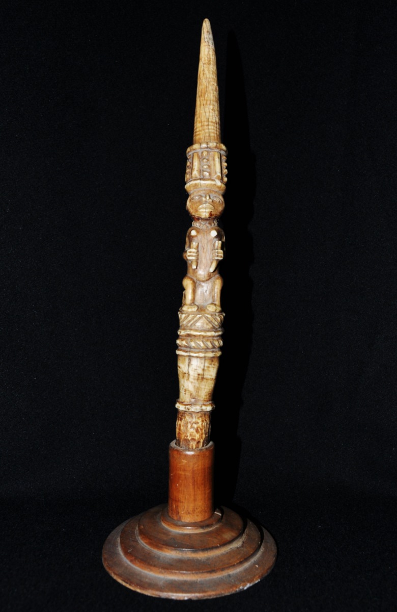 Maxime sceptre ivoire sculpté 1 a.JPG